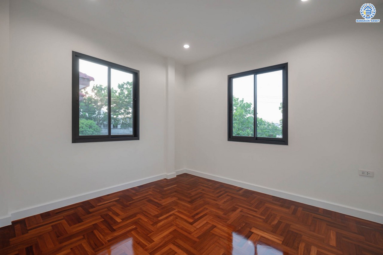 บ้านมือสองตกแต่งใหม่ คุณภาพแบรนด์ LH โครงการ ชลลดา บางบัวทอง เนื้อที่ 99 ตร.ว. ตกแต่งหรูหรา ฟังก์ชันจัดเต็ม 3 ห้องนอน 3 ห้องน้ำ จอดรถได้ 1 คัน พร้อม Facilities ครบ! บนทำเลคุณภาพ เชื่อมต่อได้หลายเส้นทาง ใกล้เซ็นทรัลเวสต์เกต และรถไฟฟ้า "สถานีบางพลู"